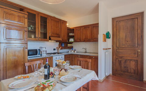 Luca: Cabinetry, Controsoffitto, Mobilia, Cibo, Tavolo, Elettrodomestico Da Cucina, Legna, Cucina, Interior Design, Porta