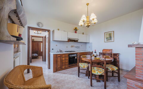 Margherita: Tavolo, Mobilia, Proprietà, Cornice, Sedia, Costruzione, Legna, Interior Design, Divano, Cabinetry