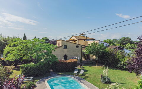 Villa Ulivo: Nube, Cielo, Pianta, Proprietà, Acqua, Costruzione, Azzurro, Albero, Casa, Corpo D'Acqua