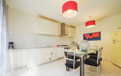 Villa Ulivo: Costruzione, Tavolo, Interior Design, Legna, Pavimentazione, Controsoffitto, Pavimento, Casa, Cucina, Pianta Della Casa