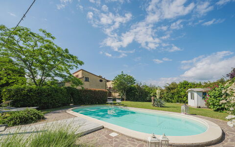 Villa Ulivo: Pianta, Cielo, Nube, Acqua, Proprietà, Costruzione, Piscina, Natura, Azzurro, Albero