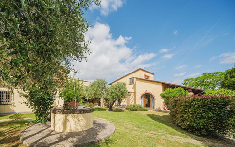 Villa Ulivo: Nube, Cielo, Pianta, Proprietà, Costruzione, Finestra, Albero, Paesaggio Naturale, Lotto, Villetta