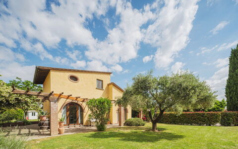 Villa Ulivo: Nube, Pianta, Cielo, Costruzione, Albero, Finestra, Paesaggio Naturale, Lotto, Erba, Luce Del Sole