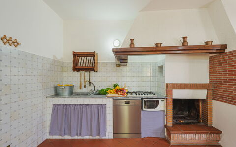 Buratto: Proprietà, Controsoffitto, Cabinetry, Cappa Di Aspirazione, Legna, Arancia, Interior Design, Fiore, Pavimentazione, Pavimento