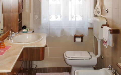 Agrifoglio: Bagno, Camera, Proprietà, Interior Design, Pavimento, Mobilia, Lavello, Costruzione, Idraulico Fixture, Architettura