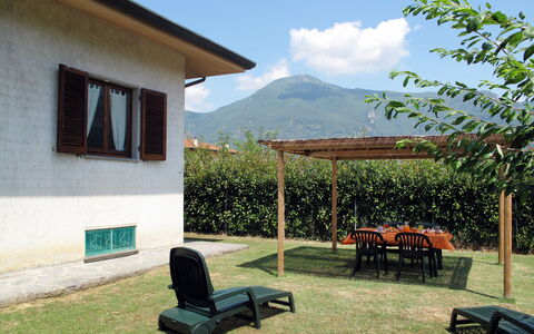 Emilia: Prato, Shade, Mobili Da Esterno, Giardino, Catena Montuosa, Backyard, Tavolo Esterno, Cortile, Struttura Esterna, Agriturismo