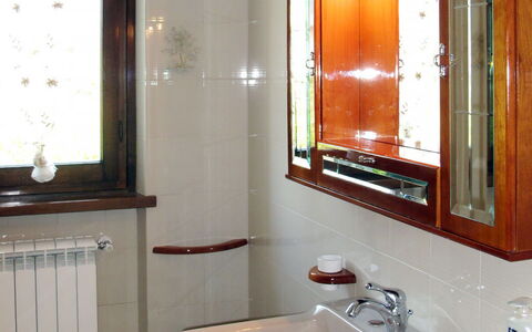 Emilia: Lavandino Del Bagno, Idraulico Fixture, Lavello, Bagno, Interior Design, Specchio, Pavimentazione, Rubinetto, Pavimento, Idraulico