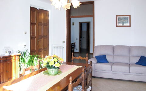 Emilia: Mobilia, Interior Design, Legna, Pavimentazione, Pavimento, Camera, Tavolo, Soffitto, Illuminazione, Soggiorno