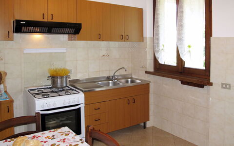 Emilia: Cucina, Mobilia, Legna, Elettrodomestico Da Cucina, Pavimentazione, Apparecchio Major, Controsoffitto, Interior Design, Pavimento, Lavandino Della Cucina
