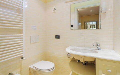 Verde Versilia: Specchio, Lavandino Del Bagno, Idraulico Fixture, Lavello, Proprietà, Rubinetto, Bagno, Viola, Interior Design