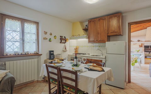 Alba: Cabinetry, Mobilia, Tavolo, Proprietà, Controsoffitto, Finestra, Legna, Cucina, Interior Design, Sedia