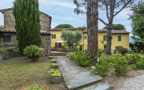 Monsummano Terme 604: Acqua, Cielo, Pianta, Proprietà, Piscina, Azzurro, Shade, Mobili Da Esterno, Lettino, Albero