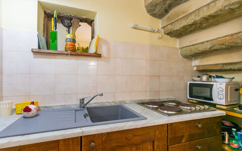 La Casina: Cabinetry, Controsoffitto, Lavandino Della Cucina, Proprietà, Mobilia, Lavello, Rubinetto, Cucina, Legna, Interior Design