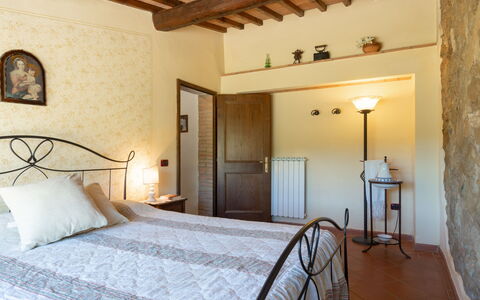 Il Sangiovese: Camera Da Letto, Proprietà, Camera, Letto, Costruzione, Mobilia, Interior Design, Casa, Soffitto, Telaio Del Letto