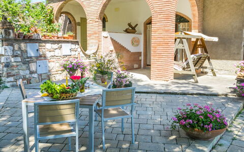 Borgo Antico: Fiore, Pianta, Costruzione, Vaso Di Fiori, Pianta Della Casa, Botanica, Sedia, Casa, Mobili Da Esterno, Manto Stradale