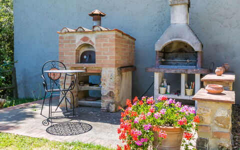 Borgo Antico: Fiore, Pianta, Proprietà, Vaso Di Fiori, Pianta Della Casa, Costruzione, Casa, Mobili Da Esterno, Tavolo Esterno, Immobiliare