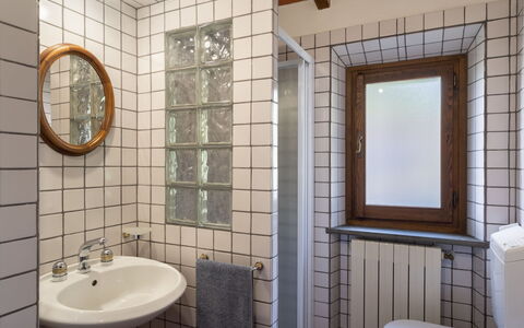 Capanna: Specchio, Rubinetto, Lavello, Proprietà, Idraulico Fixture, Bagno, Lavandino Del Bagno, Interior Design, Illuminazione, Architettura