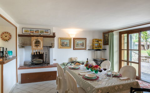 Cadellura: Tavolo, Cornice, Mobilia, Proprietà, Finestra, Sedia, Legna, Tavola, Interior Design, Soggiorno