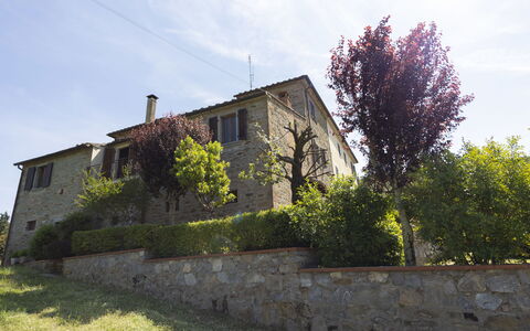 La Casina: Cielo, Tavolo, Mobilia, Giorno, Proprietà, Pianta, Montagna, Azzurro, Sedia, Natura