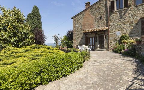 La Casina: Cielo, Tavolo, Mobilia, Giorno, Proprietà, Pianta, Montagna, Azzurro, Sedia, Natura