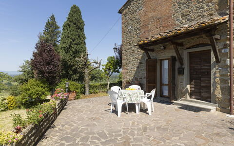 La Casina: Cielo, Tavolo, Mobilia, Giorno, Proprietà, Pianta, Montagna, Azzurro, Sedia, Natura