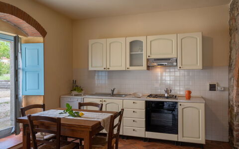 Santa Lucia: Controsoffitto, Cabinetry, Mobilia, Rubinetto, Lavello, Lavandino Della Cucina, Finestra, Cucina, Legna, Tavolo