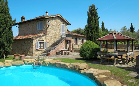 Casa Clotilde: Acqua, Cielo, Costruzione, Pianta, Proprietà, Finestra, Azzurro, Albero, Piscina, Casa