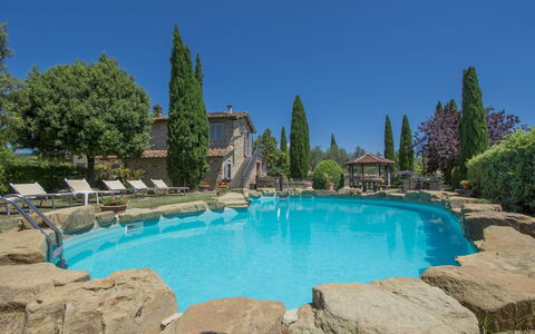 Casa Clotilde: Acqua, Cielo, Pianta, Azzurro, Albero, Paesaggio Naturale, Costruzione, Piscina, Tempo Libero, Paesaggio
