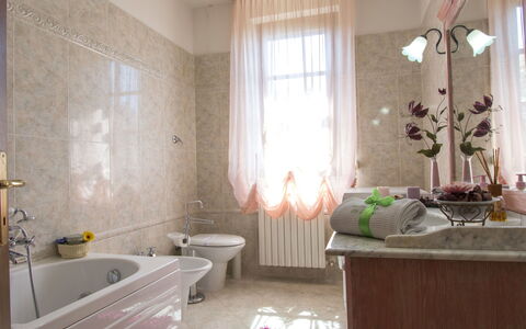 Le Terrazze: Vasca Da Bagno, Proprietà, Pianta, Finestra, Interior Design, Bagno, Cabinetry, Legna, Pavimento