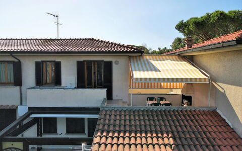 Palazzeta Ii: Cielo, Costruzione, Finestra, Legna, Casa, Architettura, Quartiere, Albero, Zona Residenziale