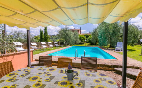 Casale L'Uliveta: Proprietà, Pianta, Luce, Piscina, Azzurro, Shade, Acqua, Interior Design, Illuminazione, Architettura