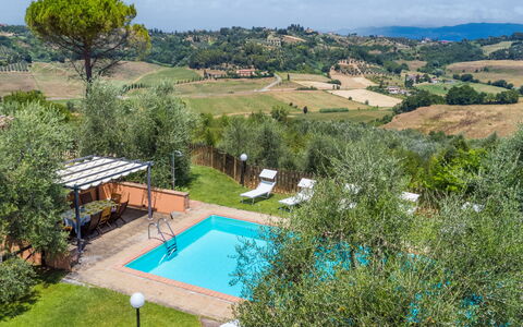 Casale L'Uliveta: Cielo, Acqua, Nube, Pianta, Piscina, Albero, Lotto, Erba, Paesaggio Naturale, Paesaggio