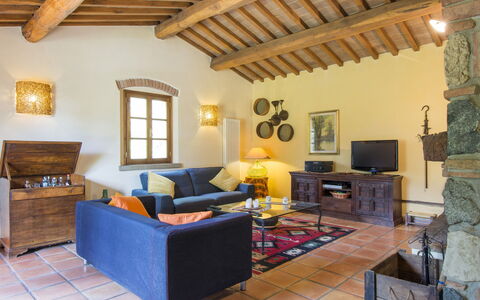 Podere Gabruccino: Divano, Mobilia, Proprietà, Tavolo, Finestra, Cornice, Interior Design, Divano Letto, Soggiorno, Architettura
