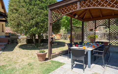 Villa: Pianta, Cielo, Tavolo, Shade, Albero, Botanica, Tavolo Esterno, Legna, Mobili Da Esterno, Tempo Libero