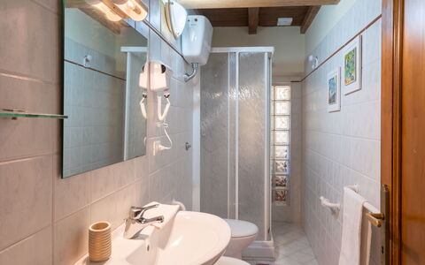Villa: Specchio, Rubinetto, Lavello, Idraulico Fixture, Proprietà, Lavandino Del Bagno, Bagno, Interior Design, Illuminazione