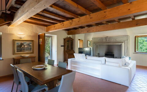 Villa: Mobilia, Proprietà, Tavolo, Costruzione, Legna, Cornice, Interior Design, Pavimentazione, Pavimento, Soggiorno