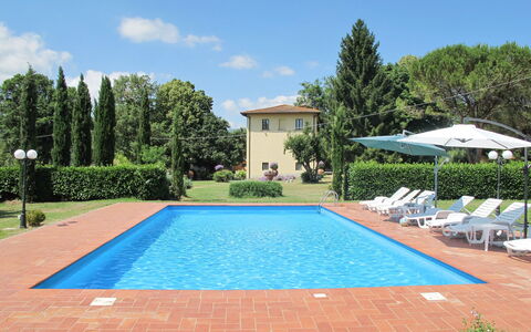 Laura: Piscina, Proprietà, Immobiliare, Erba, Zona Residenziale, Tempo Libero, Casa, Costruzione, Vacanza, Backyard