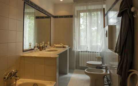 Laura: Specchio, Proprietà, Lavello, Idraulico Fixture, Rubinetto, Lavandino Del Bagno, Bagno, Costruzione, Interior Design, Legna