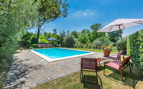Podere Cerbaia (Smr100): Acqua, Pianta, Cielo, Piscina, Shade, Sedia, Costruzione, Albero, Mobili Da Esterno, Erba