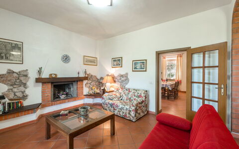 Podere Chiocciolaia: Cornice, Tavolo, Proprietà, Mobilia, Legna, Comfort, Illuminazione, Interior Design, Arancia, Pavimento