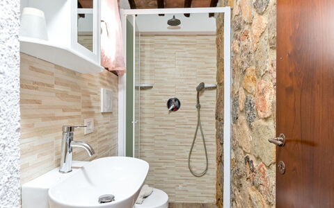 Ricali: Bagno, Idraulico Fixture, Pavimentazione, Parete, Interior Design, Pavimento, Gabinetto, Lavandino Del Bagno, Lavello, Toilet Seat