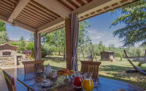 Casa Bensa: Tavolo, Tavola, Mobilia, Pianta, Proprietà, Sedia, Legna, Shade, Interior Design, Cielo