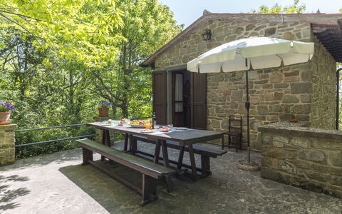 Cottage Contadina: Cielo, Tavolo, Mobilia, Giorno, Proprietà, Pianta, Montagna, Azzurro, Sedia, Natura