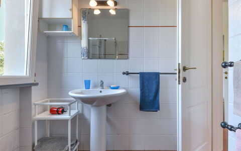 Wendy: Specchio, Rubinetto, Lavello, Idraulico Fixture, Proprietà, Lavandino Del Bagno, Bagno, Viola, Interior Design
