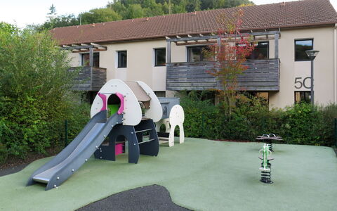 Les Eyzies de Tayac 602: Pianta, Cielo, Costruzione, Proprietà, Finestra, Casa, Albero, Lotto, Shade, Campo Da Giuoco