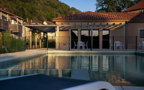 Les Eyzies de Tayac 602: Acqua, Cielo, Proprietà, Pianta, Albero, Piscina, Costruzione, Shade, Eco Hotel, Tempo Libero