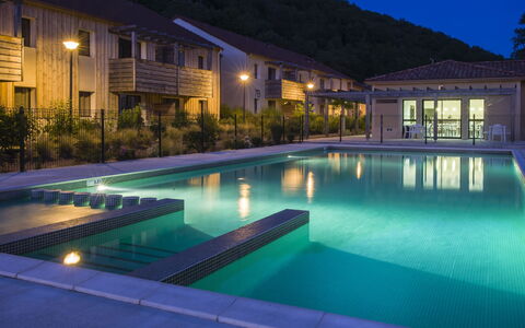 Les Eyzies de Tayac 602: Acqua, Pianta, Cielo, Proprietà, Costruzione, Piscina, Finestra, Azzurro, Blu, Corpo D'Acqua