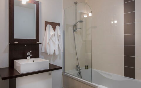 Les Eyzies de Tayac 602: Specchio, Idraulico Fixture, Vasca Da Bagno, Rubinetto, Proprietà, Bianca, Bagno, Soffione Doccia, Doccia