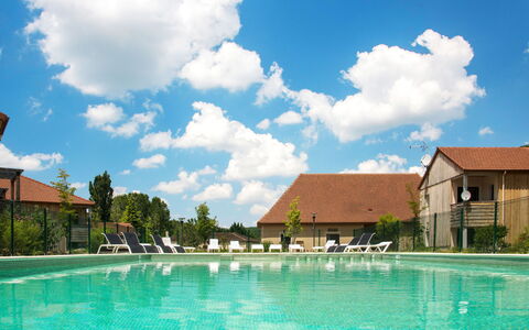 Les Eyzies de Tayac 602: Nube, Cielo, Acqua, Costruzione, Pianta, Piscina, Blu, Azzurro, Albero, Finestra
