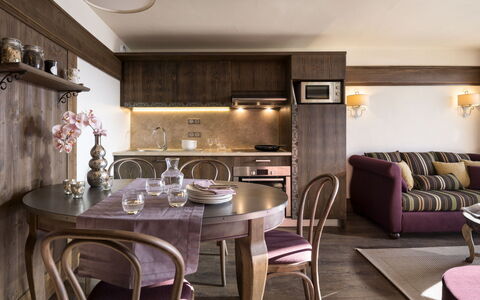 Val Thorens 929: Mobilia, Tavolo, Proprietà, Sedia, Interior Design, Legna, Pavimentazione, Pavimento, Cucina, Latifoglie